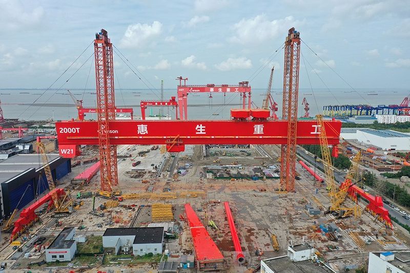 又一個2000t門機！衛華共同參與制造的國內**大噸位造船門式起重機完成提升！